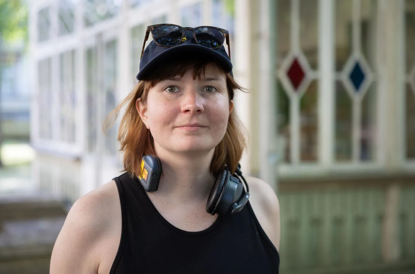 Režissöör Helen Takkin A. H. Tammsaare samanimelisel romaanil põhineva mängufilmi «Elu ja armastus» võtetel Tallinnas Kadriorus.