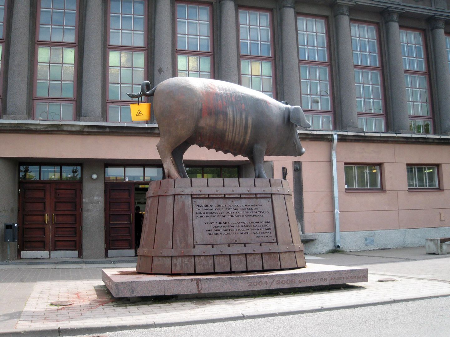 Оскверненный памятник Бронзовая свинья