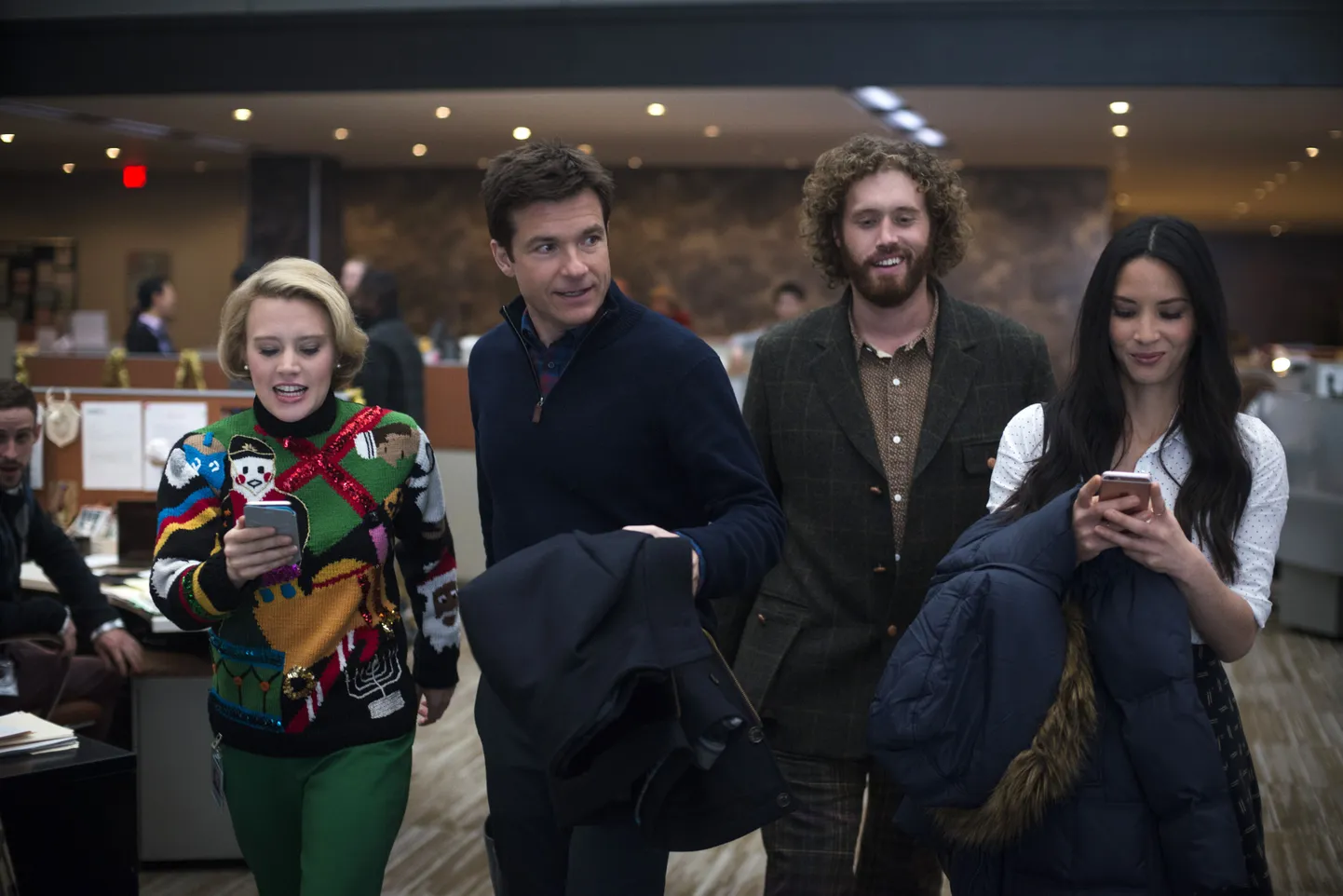 Stseen filmist «Office Christmas Party», vasakult Kate McKinnon, Jason Bateman, T.J. Miller ja Olivia Munn