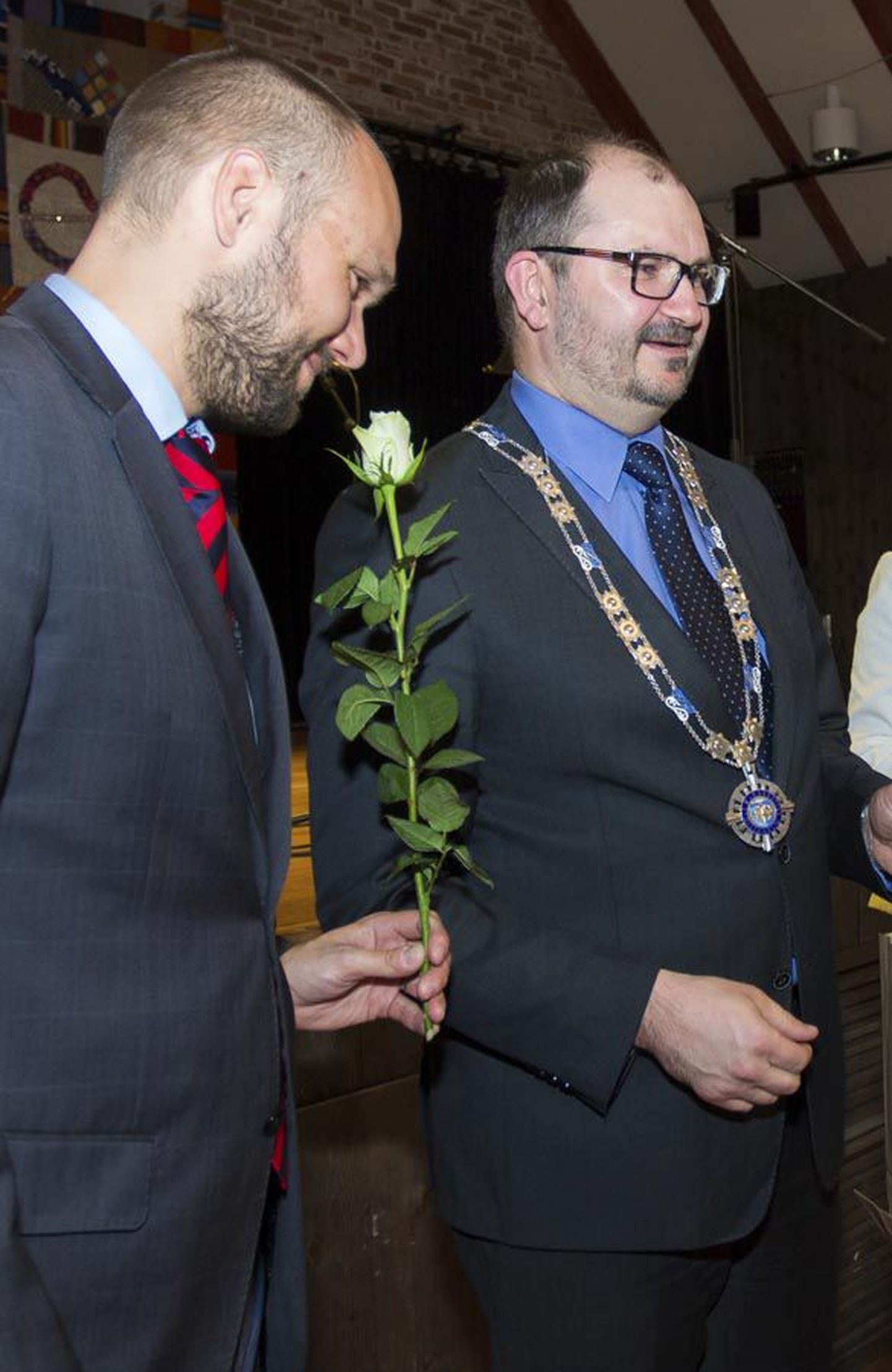 Sotsiaaldemokraadist volikogu esimees Randel Länts (vasakul) ja IRL-i esindav linnapea Ando Kiviberg on Viljandi valge vapiroosi eest külg külje kõrval väljas olnud ligi poolteist aastat. Samas ei saa võimuliidu võtmeisikute omavahelisi suhteid lilleliseks nimetada.