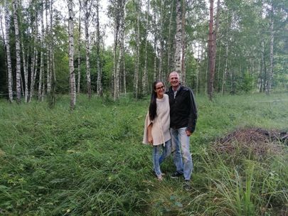 Rain Komlev ja Birgit Lõhmus-Komleva koguvad kasemahla selja taga olevast nelja hektari suurusest metsast.