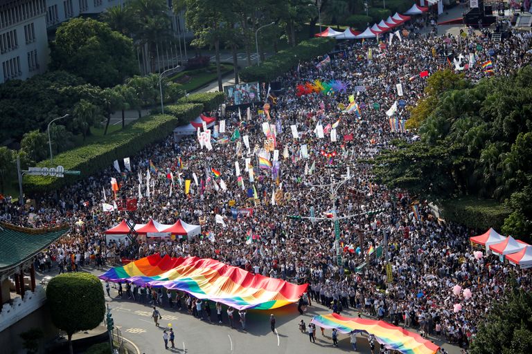 Taipei geiparaadil osales üle 100 000 inimese, kes avaldasid toetust samasooliste paaride abielu seadustamiseks.