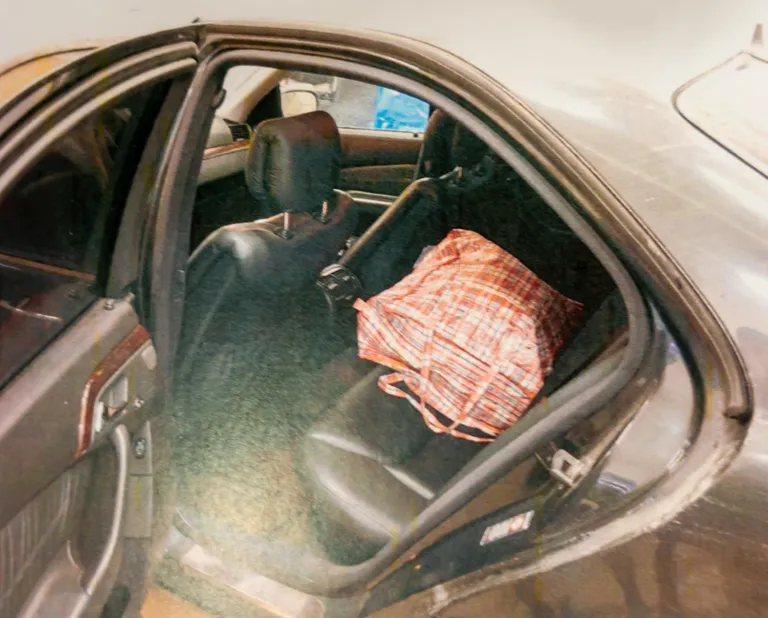 Найденная в Mercedes-Benz клетчатая сумка.