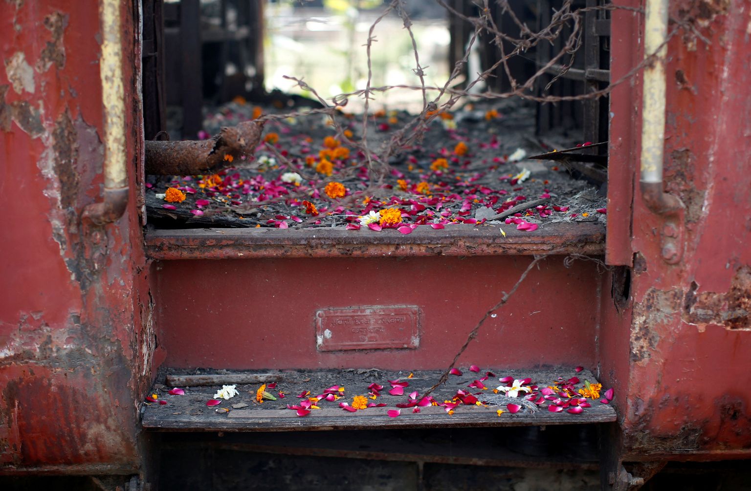 2002. aastal Gujarati osariigis vallandunud usukokkupõrgete ohvrite mälestuseks Godhras põlema pandud rongi trepile puistatud lilleõied kokkupõrgete aastapäeval mõne aasta eest.