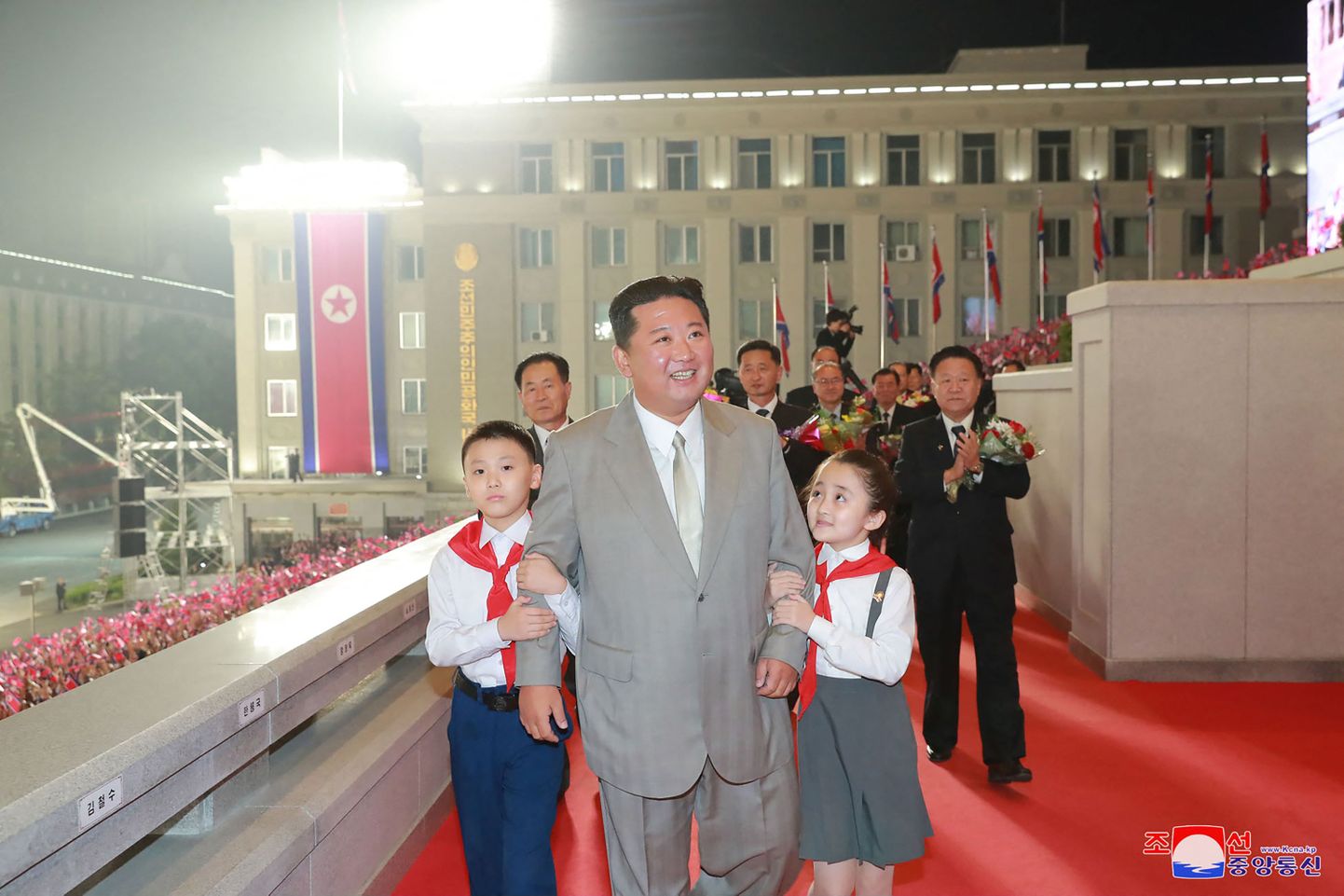 Põhja-Korea tähistati täna öösel riigi asutamise 73. aastapäeva. Kohal oli ka märgatavalt kõhnem riigijuht Kim Jong-un