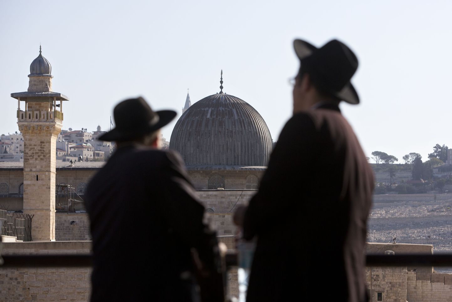 Ultraortodokssed juudid seismas Jeruusalemmas Al-Aqsa mošee vastas.