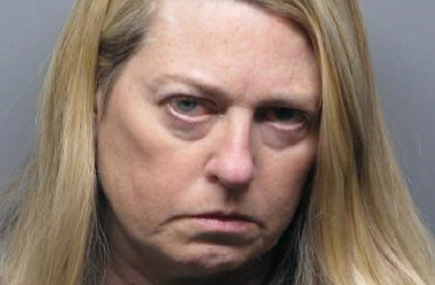 Contra Costa maakonna šeriffijaoskond vahistas Pleasant Hillis elava 54-aastase Kyle Ann Woodi selle aasta 8. jaanuaril, sest naine kasutas aastatel 1996-1998 kahte alaealist tüdrukut seksuaalselt ära.