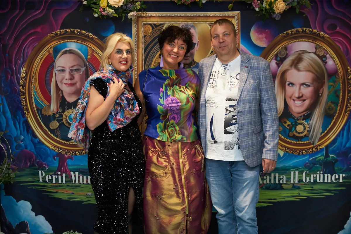 Katta II Grüner (vasakul) võtab Stockmannis külalisi vastu.