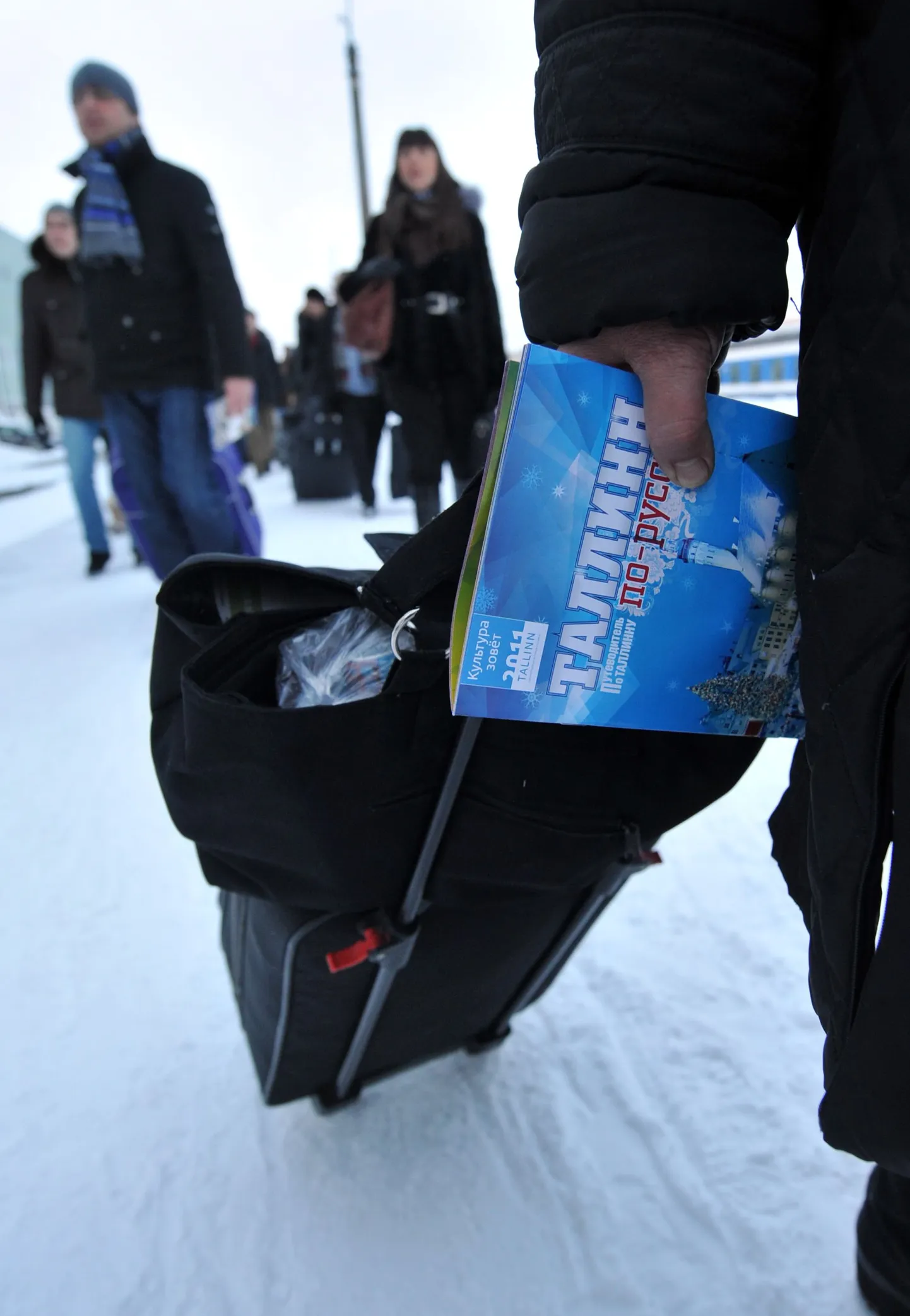 Kahe Moskva rongiga saabunud vene turistid Tallinnas Balti jaamas