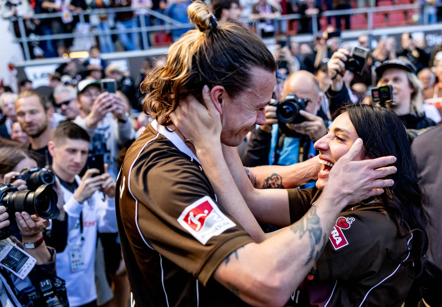 Jackson Irvine tähistab koos oma elukaaslasega St. Pauli tõusmist 1. Bundesligasse. Kui kõik läheb õnneks, siis peagi sõuavad nad ka abieluranda.