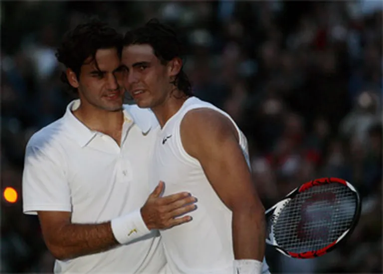 "Rafael, pēc gada es tevi uzvarēšu Francijā uz tenisita," mierinājumu pēc zaudējuma Vimbldonā cenšas rast Rodžers Federers (pa kreisi).