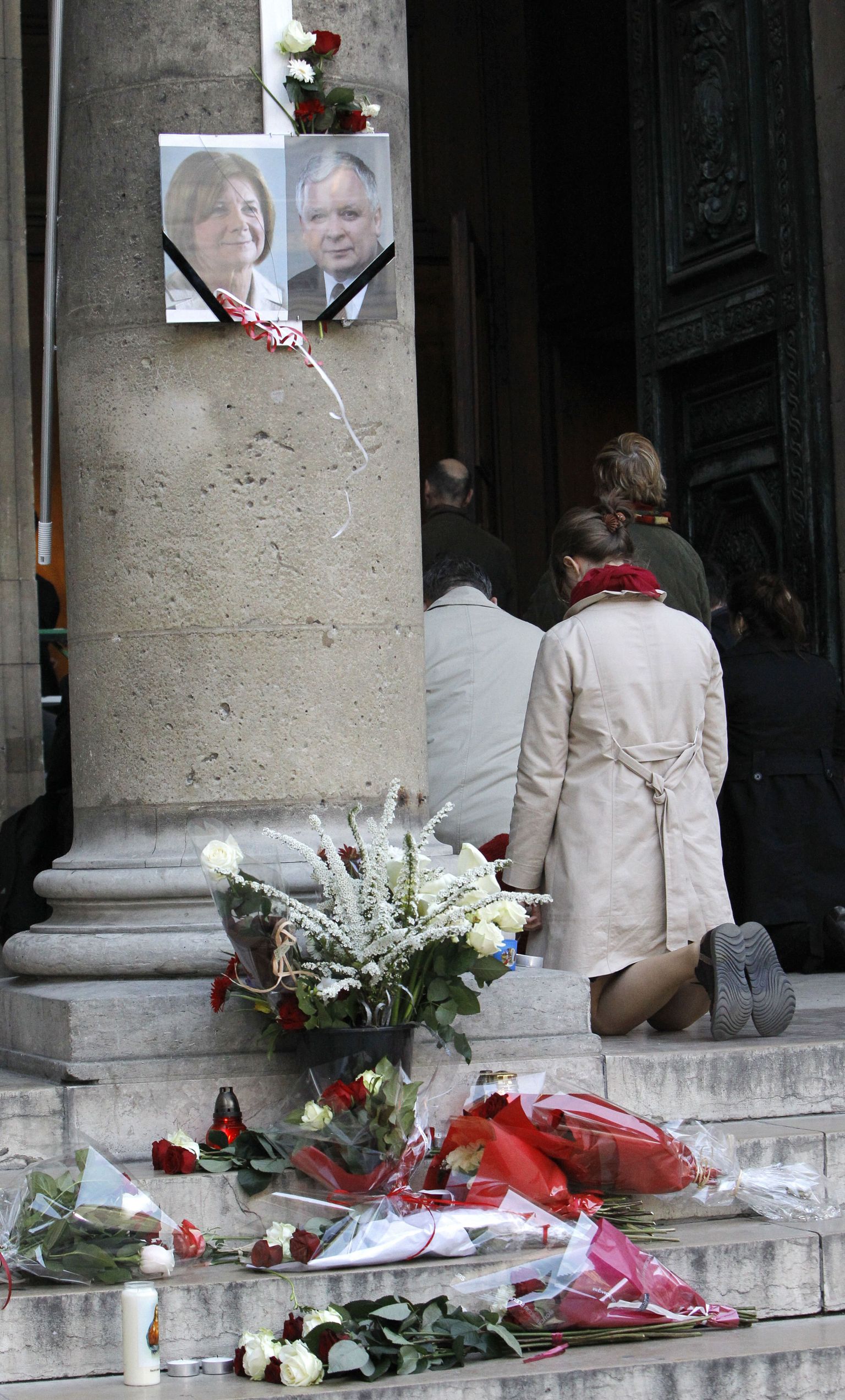 Pariisi poola kirikus ei mahtunud 96 lennukatastroofis hukkunut leinavad inimesed eile pühakotta ära, mistap osa neist pidi jääma selle trepile.