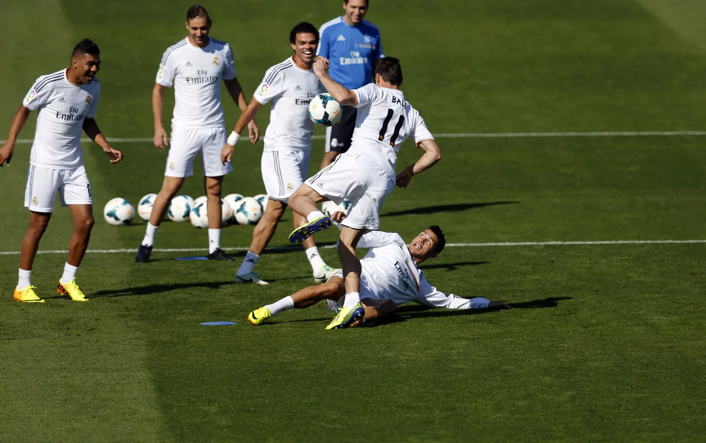 Madridi Reali treening. Cristiano Ronaldo parajasti hankimas palli Gareth Bale'ilt.