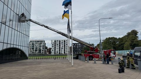 FOTOD ⟩ Ühisministeeriumi hoonest leiti taas mitu kuuliauku