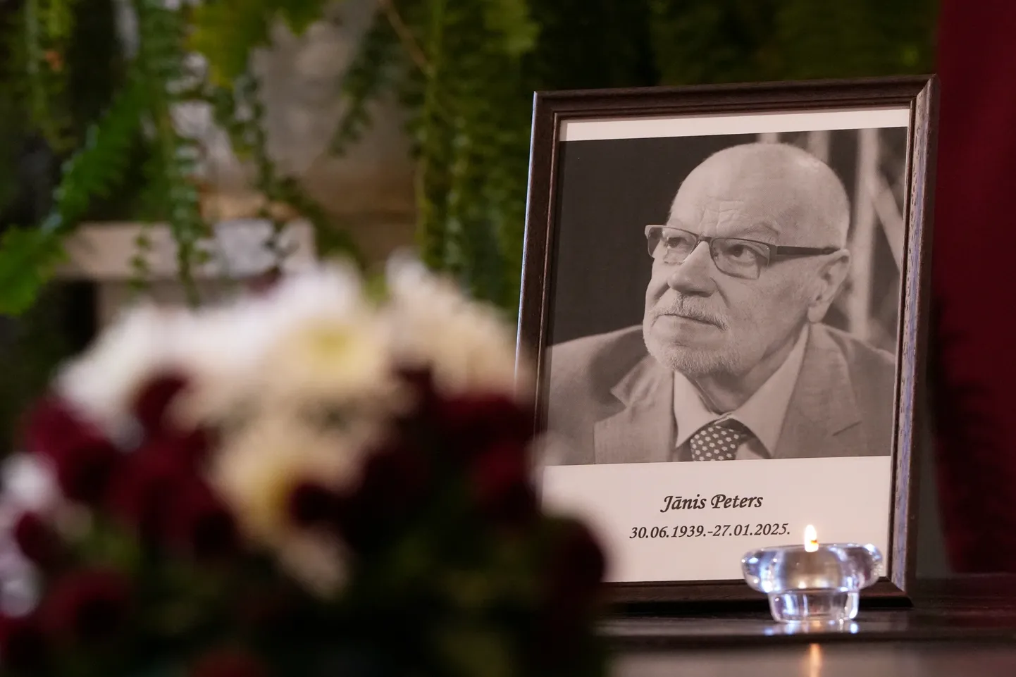 Mūžībā aizgājušā Jāņa Petera portrets Rīgas Latviešu biedrībā.