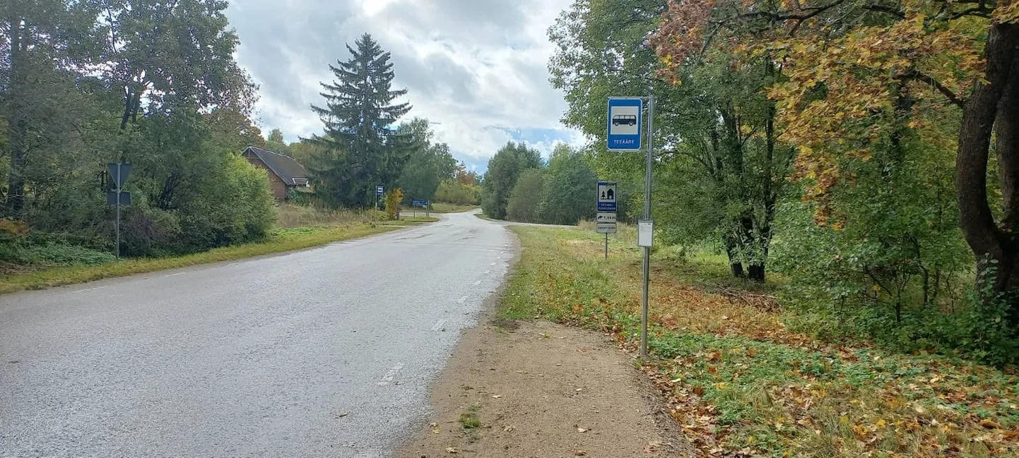 Teeääre bussipeatus Võru vallas Kasaritsa külas.