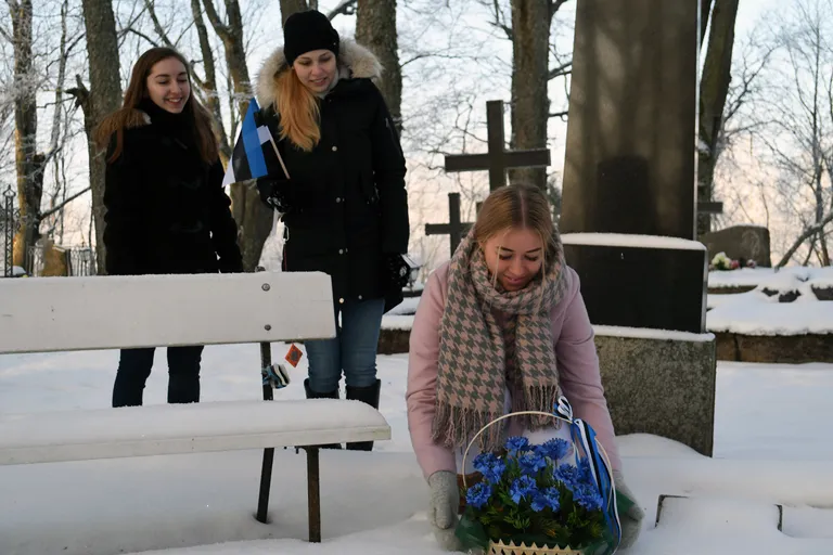 Eesti Vabariigi juubelinädalal avaldati austust Sindi kooli vilistlasele kapten Viktor Arakile ja tema isale, kauaaegsele Sindi kooli juhile Jaan Arakile.