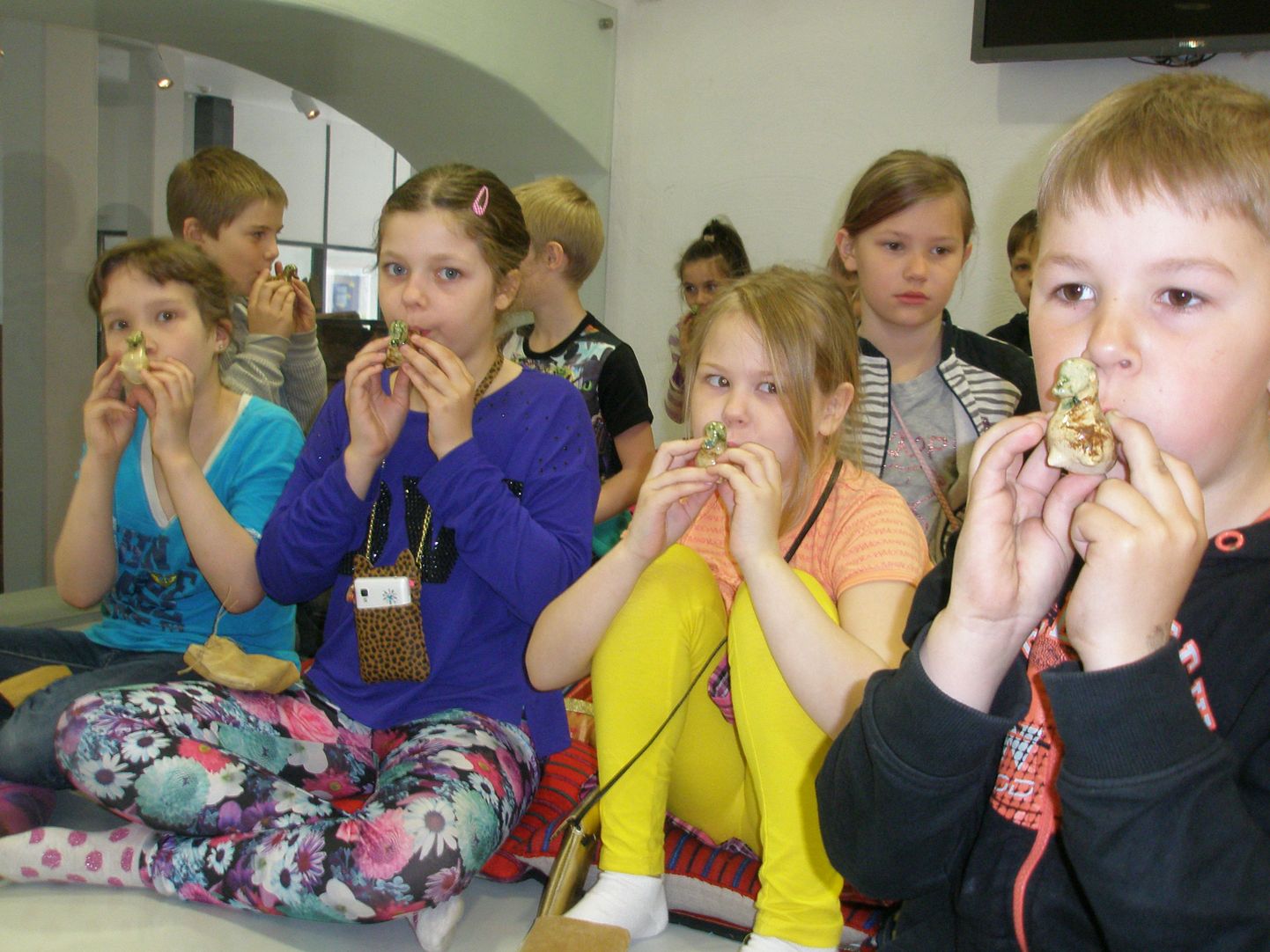 Raeküla kooli lapsed käisid Pärnu muuseumis okariinitunnis.
