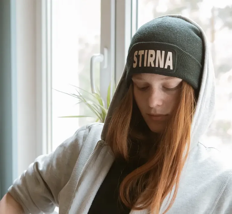 STIRNA.