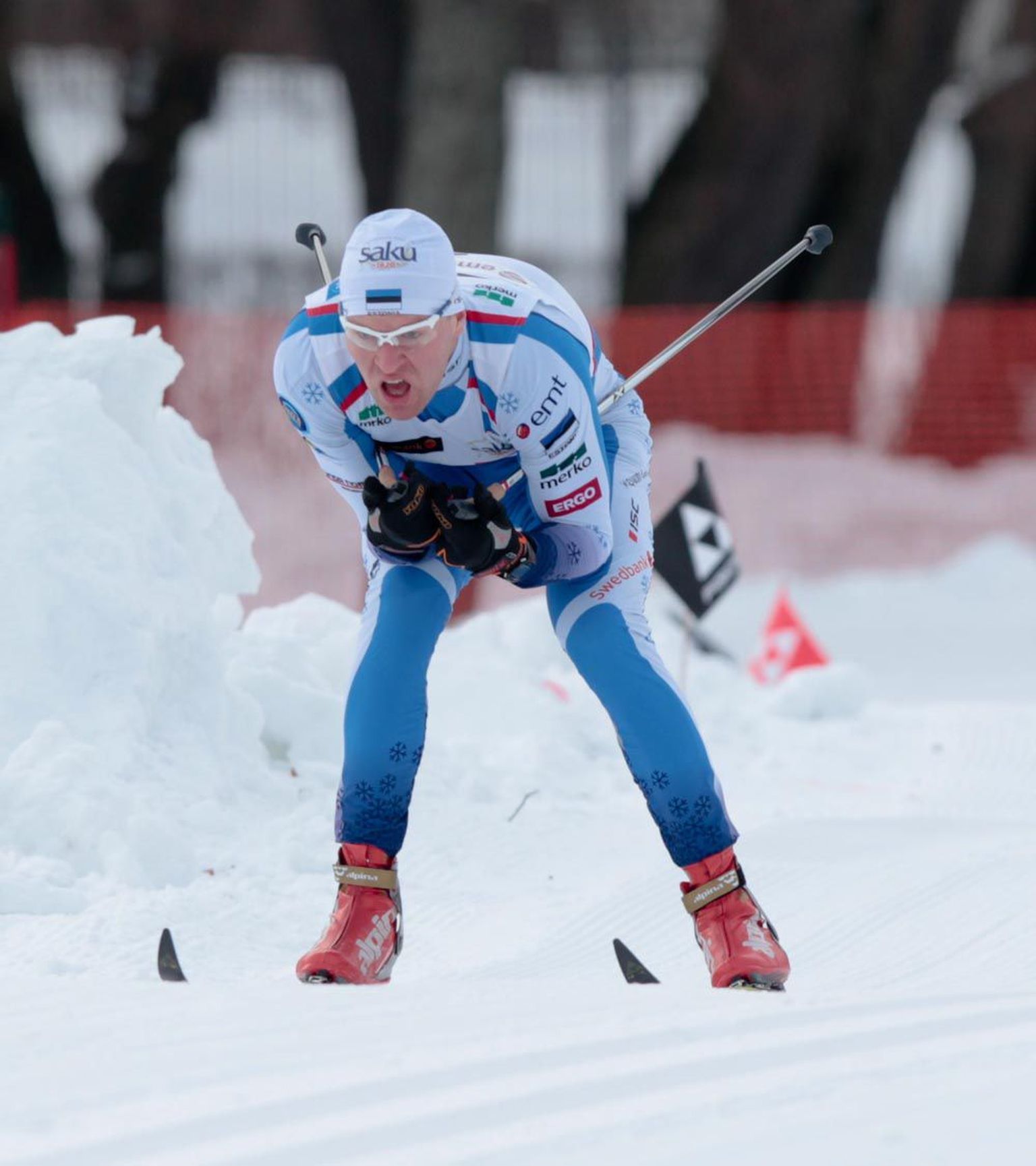 Tallinna Sadama toetuse eest pidi Eesti suusakoondis eesotsas Peeter Kümmeliga korraldama olümpia eel viimase mäestikulaagri.