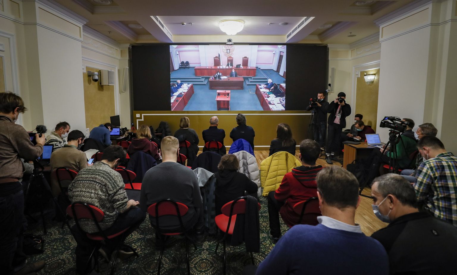 Cilvēktiesību biedrības "Memoriāla" atbalstītāji un žurnālisti attālināti vēro Krievijas Augstākās tiesas sēdi par "Memoriāla" lietu Maskavā, Krievijā, 2021. gada 14. decembrī.