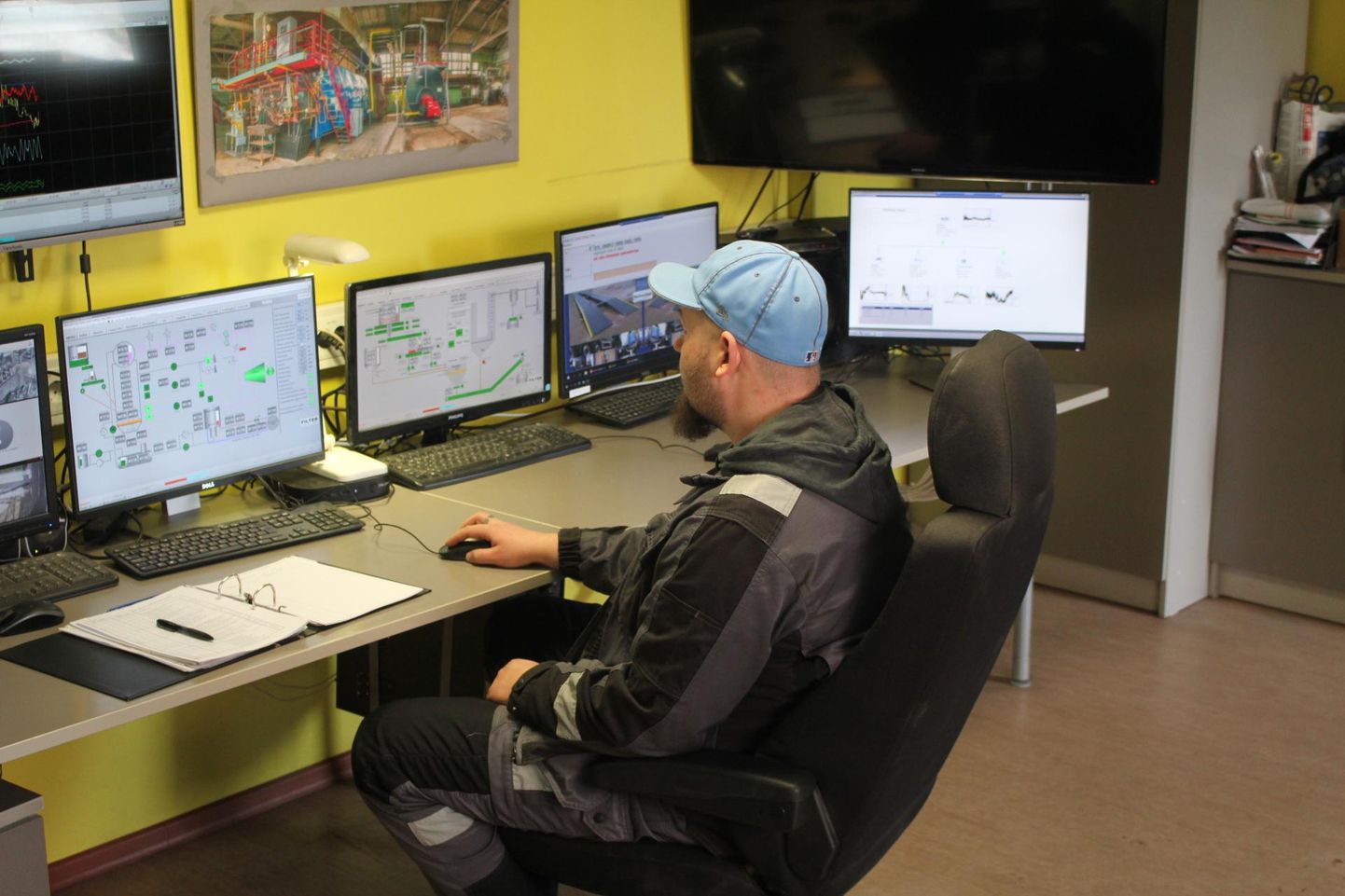 Paide elektrijaama juhtimisruum, kus kütteperioodil on ööpäev läbi tööl kaks operaatorit.