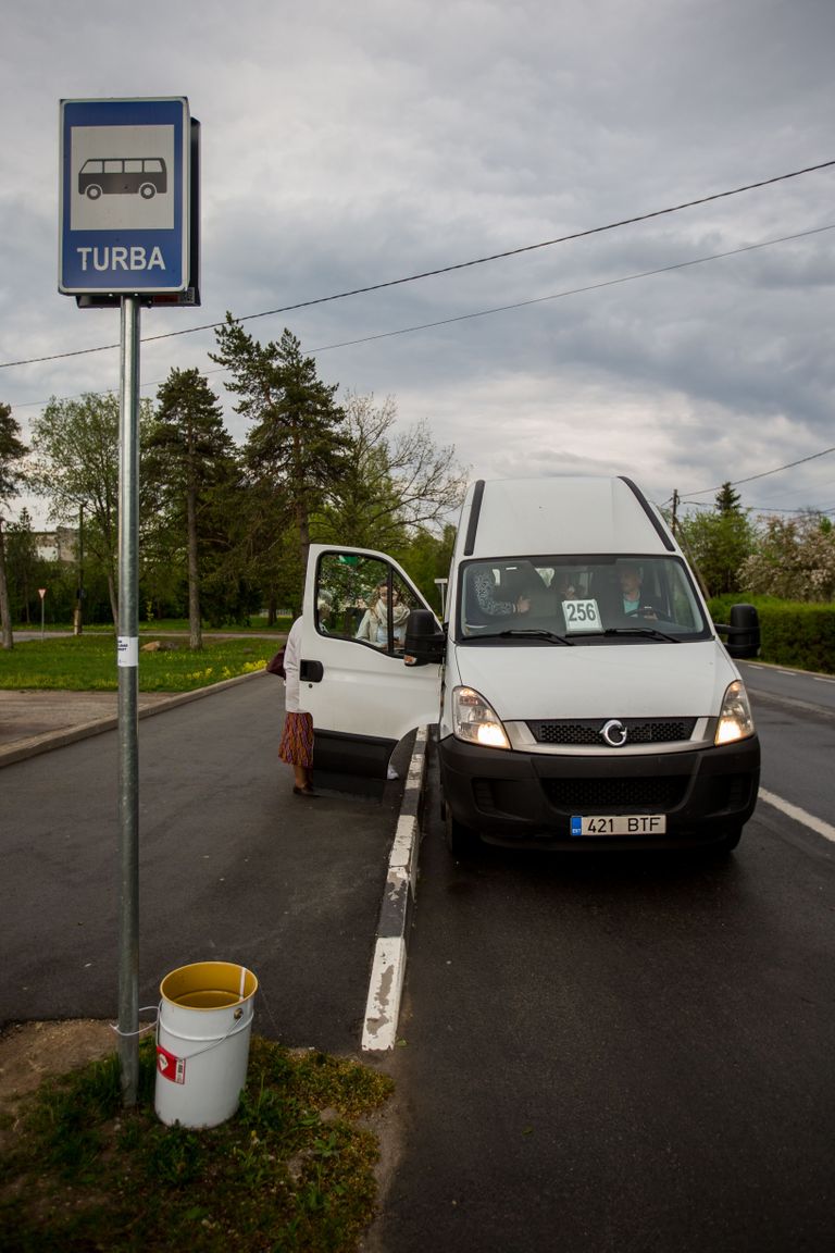 Et Tallinasse tööle jõuda, tuleb Turba rahval varakult bussipeatuses olla.