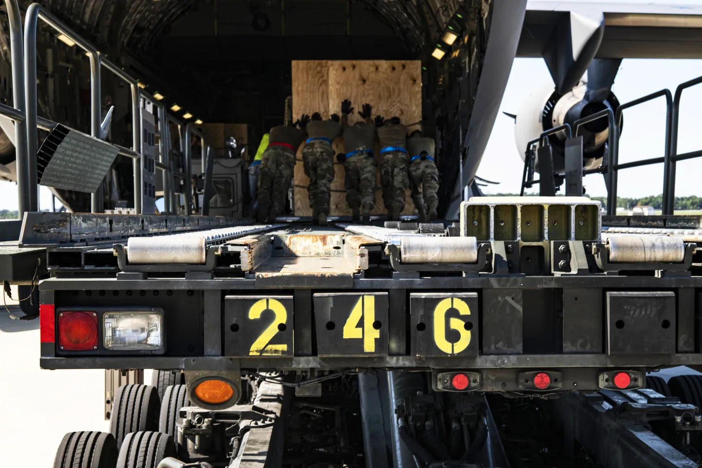 USA relvaabi laadimine lennukisse C-17 Globemaster III .