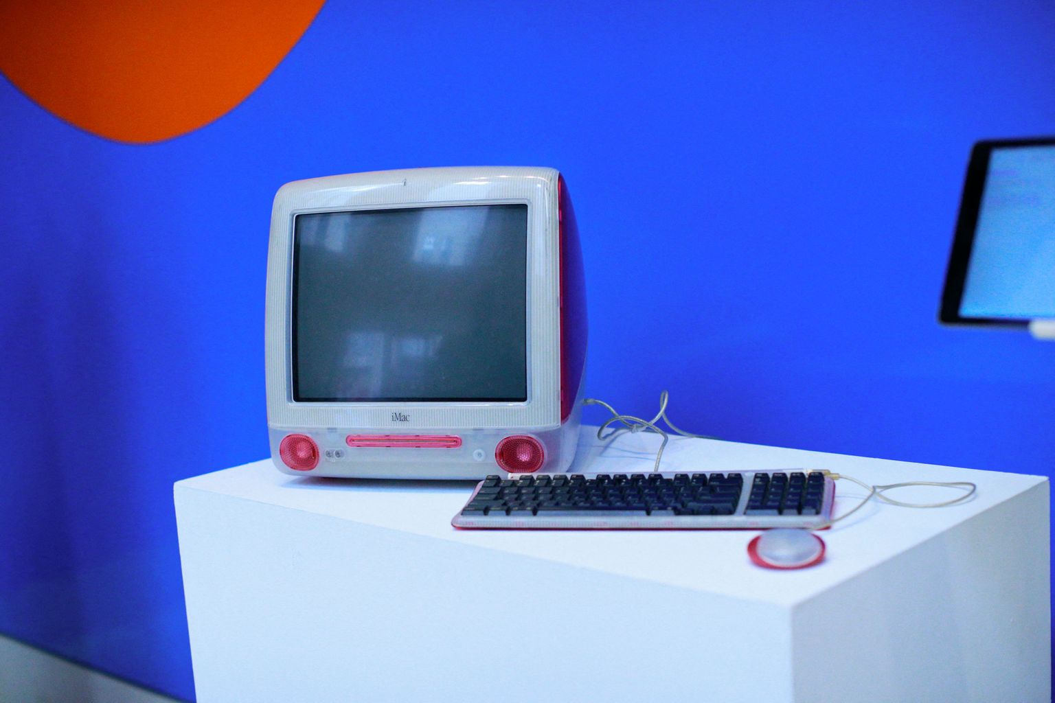 Personālais dators, kuru interneta bezmaksas enciklopēdijas Vikipēdijas dibinātājs Džimijs Veilss izmantoja tās programmēšanai pirms 20 gadiem.