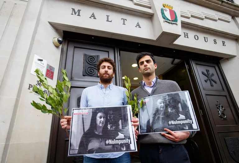 Ajakirjanik Daphne Caruana Galizia pojad Matthew (vasakul) ja Paul 16. aprillil Londonis Malta esinduse ees nende ema auks korraldatud mälestusüritusel.