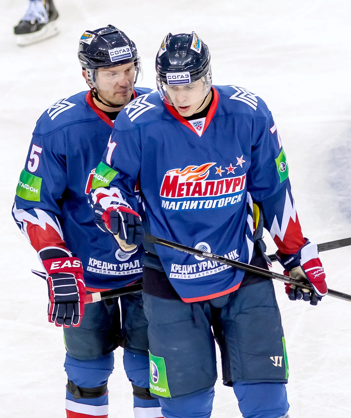 Хоккейисты "Металлурга" - Сергей Гончар (слева) и Евгений Малкин.