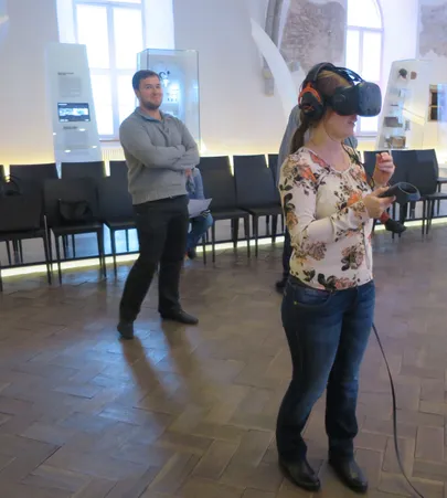 Õpilane testib HTC Vive virtuaalprillidega VRQuizi.