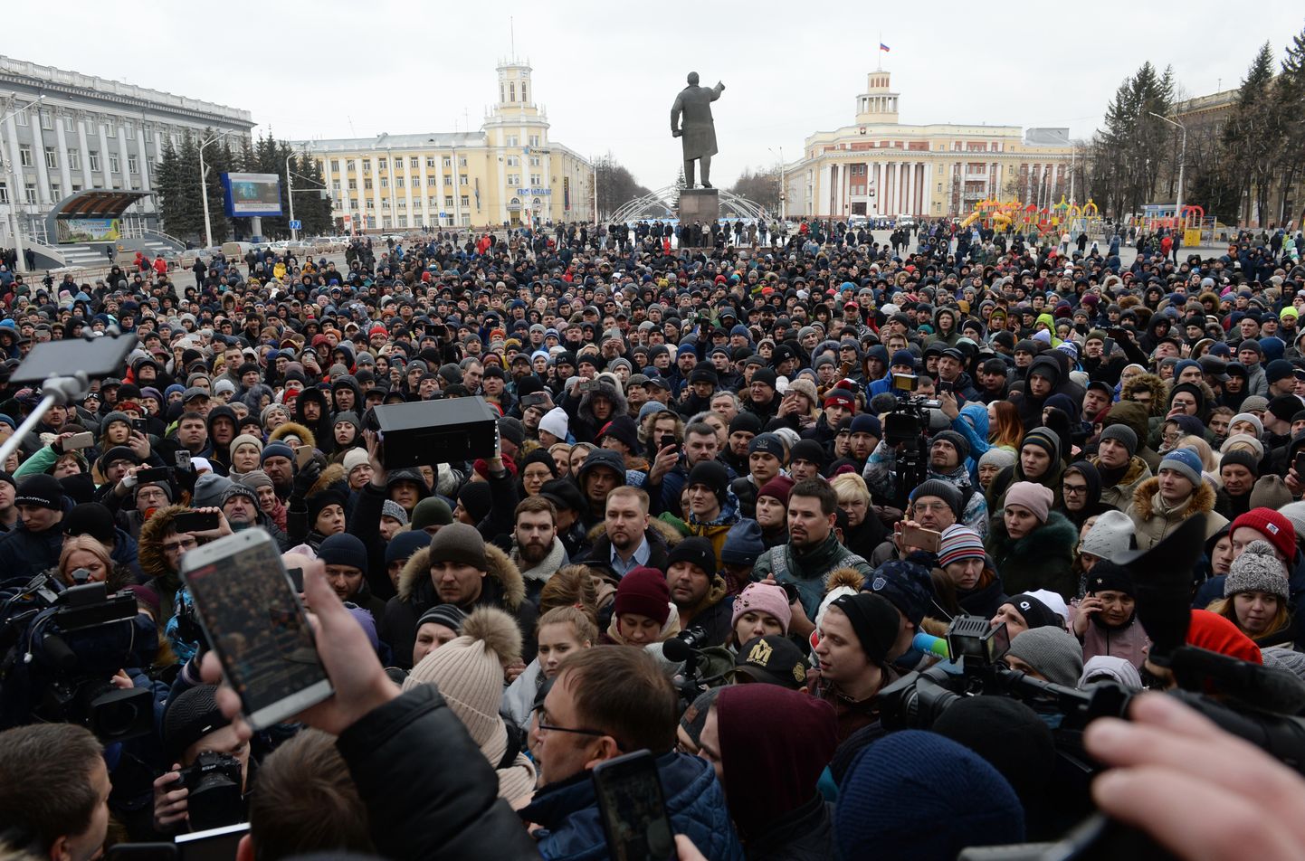 Meeleavaldajad kogunesid Kemerovos Sovetovi väljakule, et nõuda oblasti kuberneri tagasiastumist.