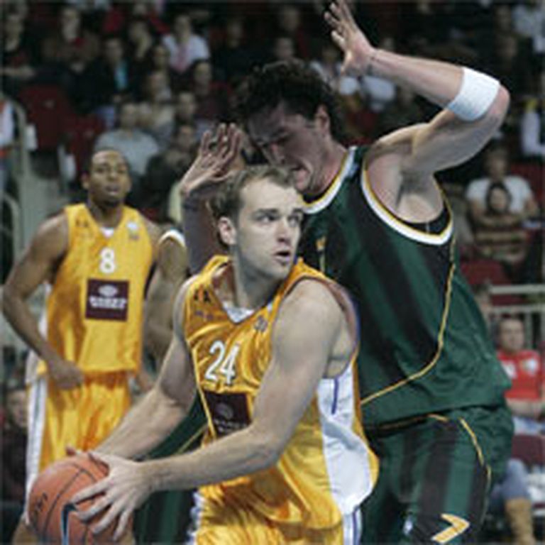 Sandis Buškevics (pa kreisi) pret "Kyiv" basketbolistu Džošua Deivisu. 