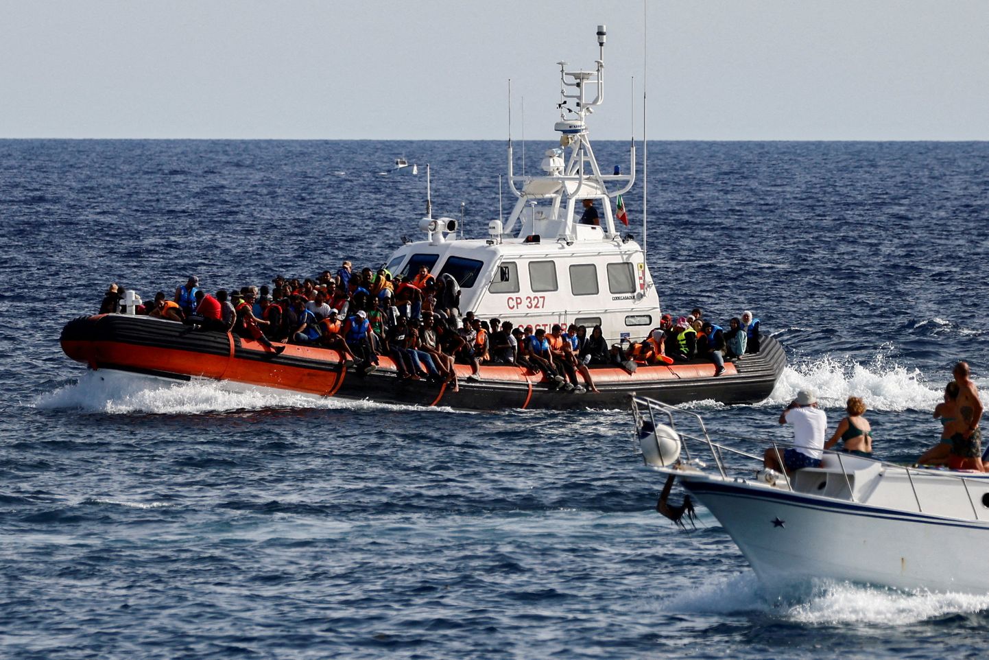Itaalia piirivalve laev veab mullu sügisel Lampedusa saare lähistel merelt päästetud migrante.