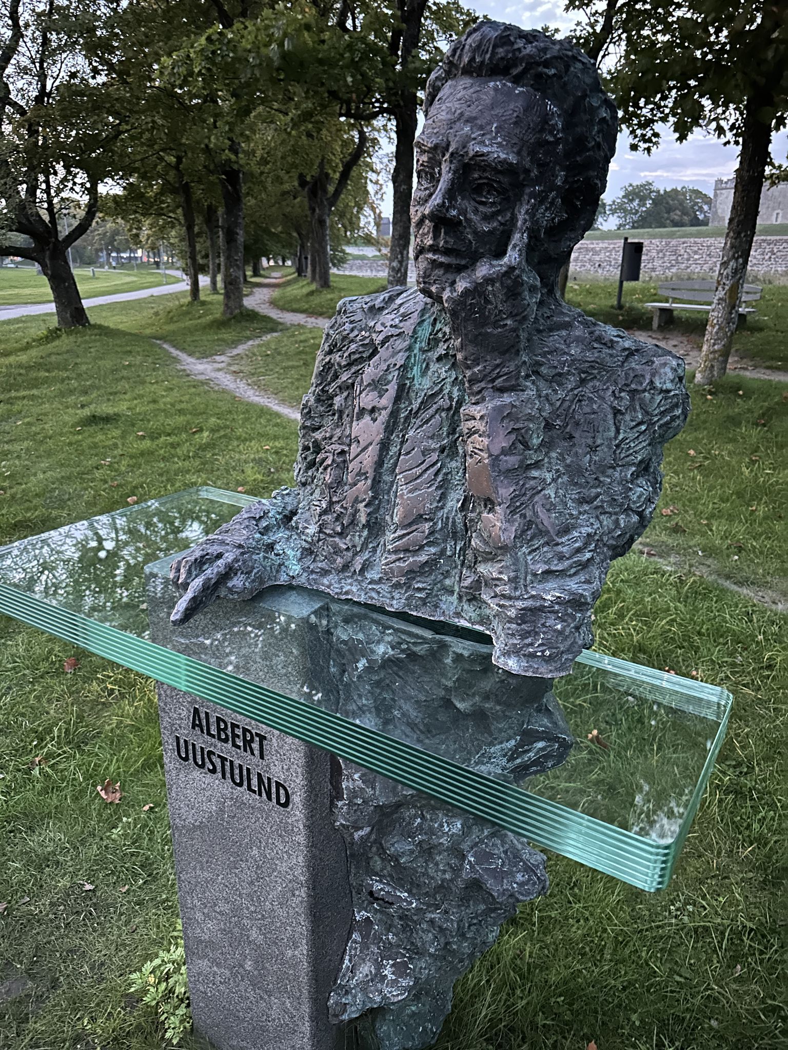 Albert Uustulndi monument sai uue klaasi.
