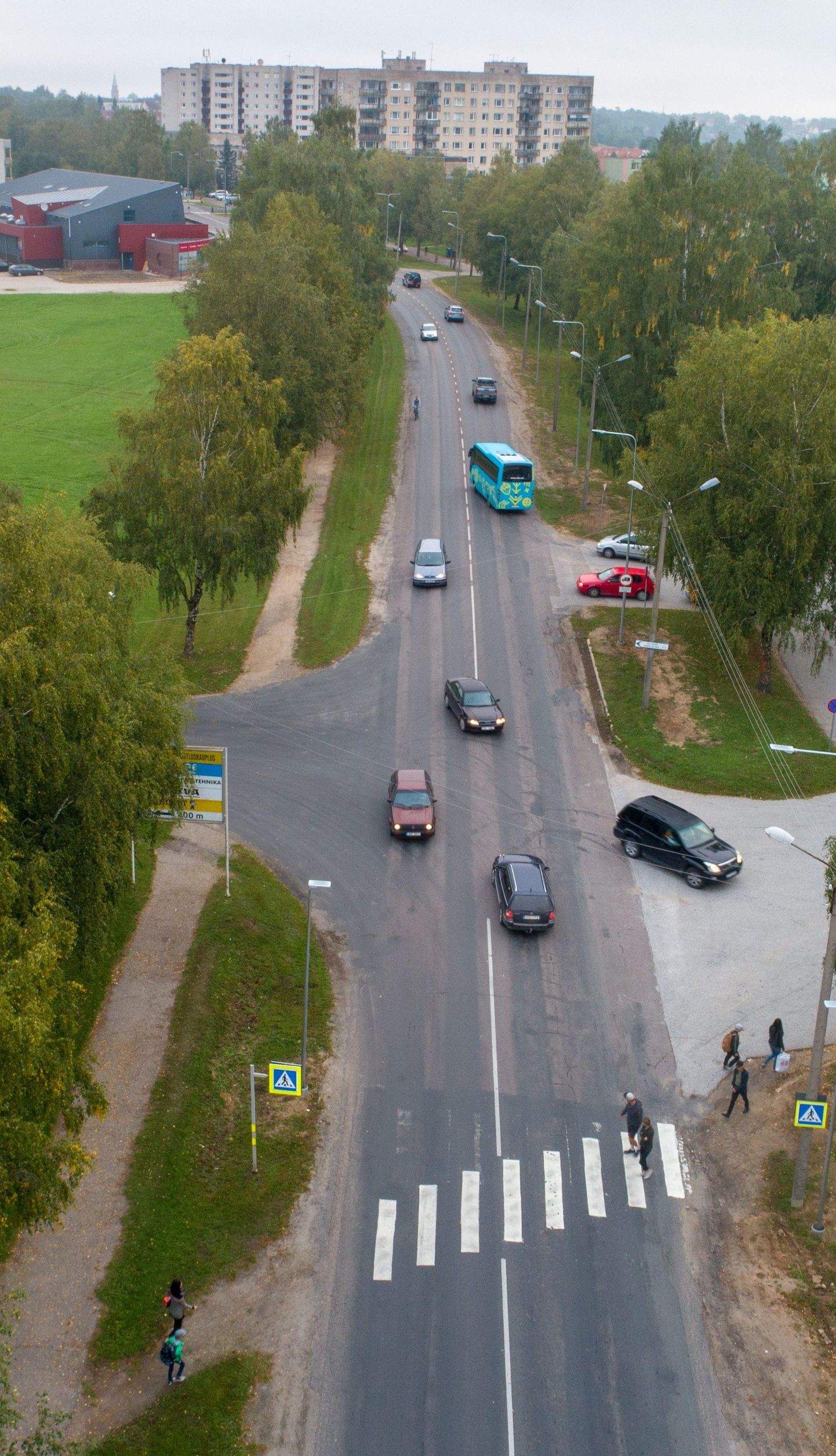 Teisipäeva hommikul oli liiklus Riia maanteel Jakobsoni kooli juures üsna rahulik.