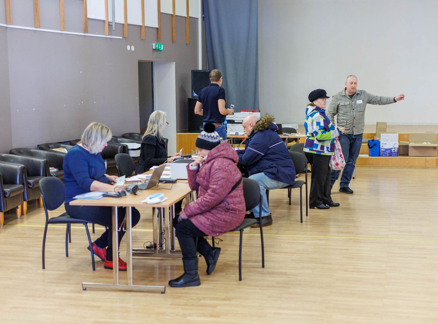 Valga valimisjaoskonda, mis asub kultuurikeskuses, hakkasid hääletajad esmaspäeval saabuma esimesel lahtioleku tunnil.