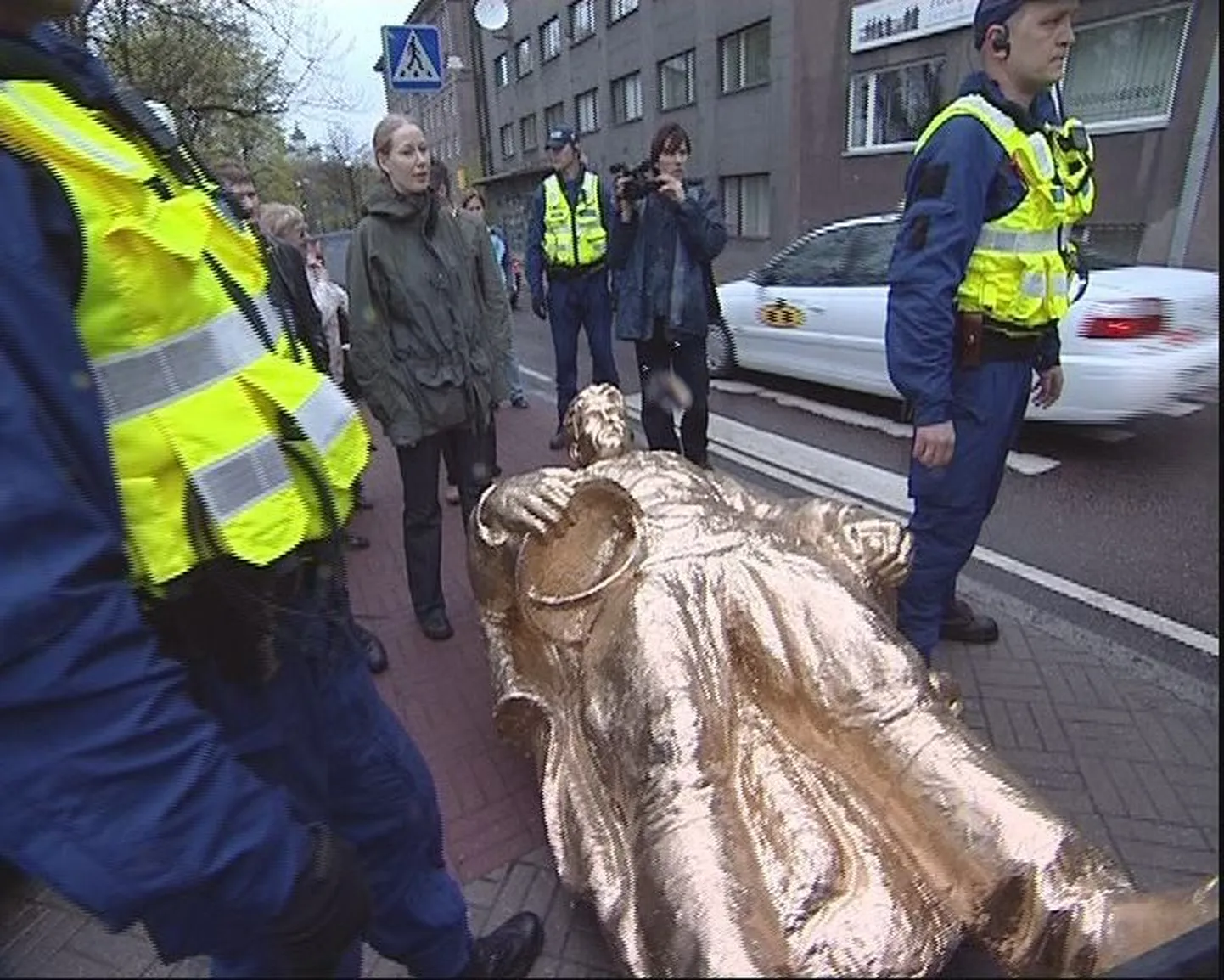 Полиция уносит скульптуру с Тынисмяги.