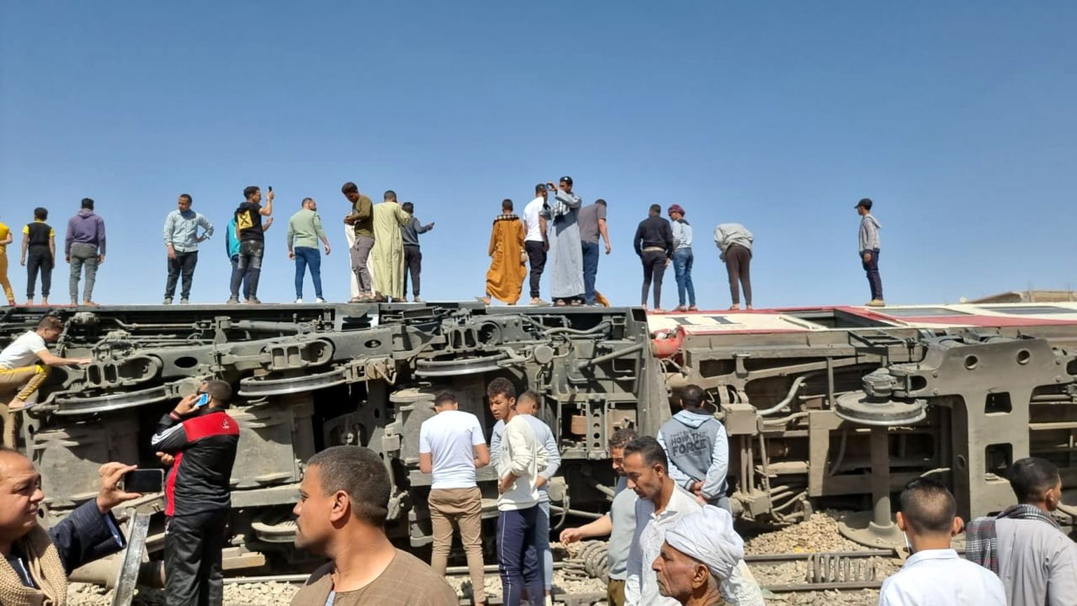 Ümberpaiskunud vagunid Egiptuse keskosas Sohagi provintsis, kus toimus kahe rongi kokkupõrge