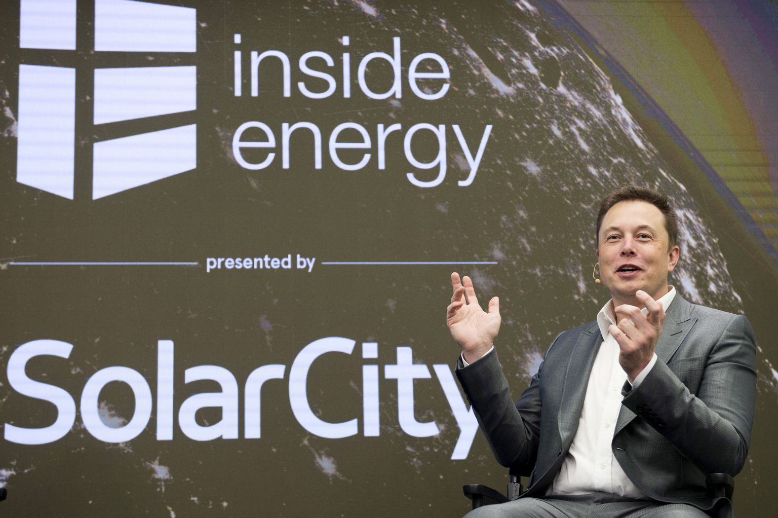 Tesla juht Elon Musk rääkimas päikeseenergiast.