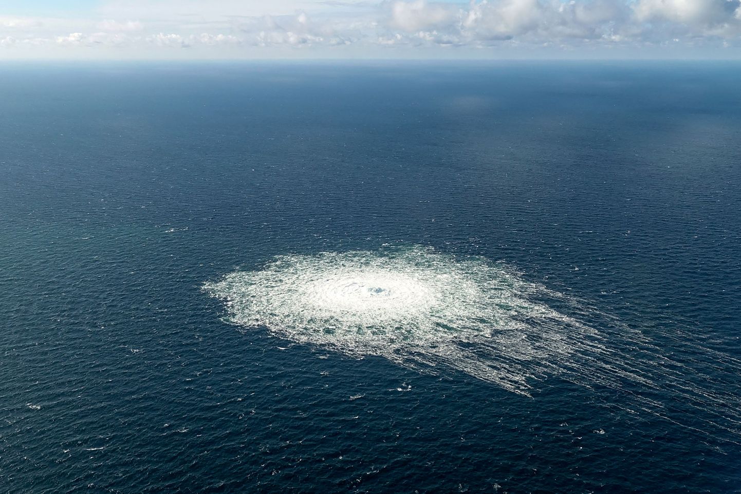 Метан, выходящий из труб "Северного потока" в Балтийском море 27 сентября 2022 года.
