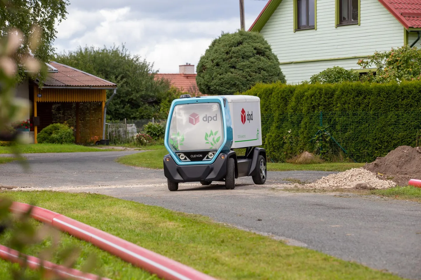Viljandi tänavatel hakkavad eraklientidele Euronicsi kaupu vedama Clevoni robotkullerid.