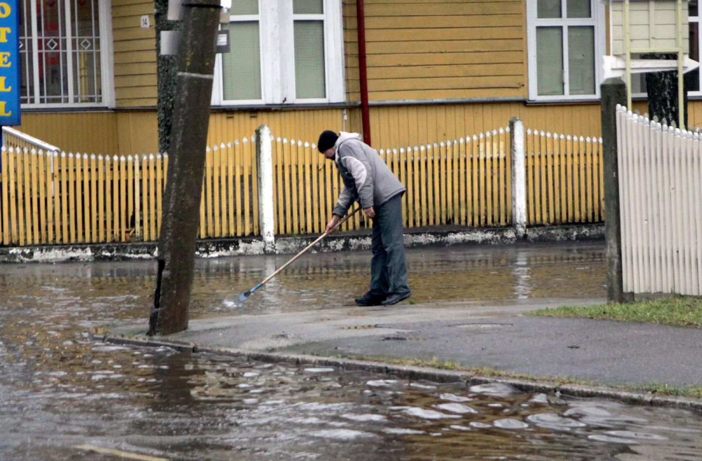 Eelmisel nädalal möllanud sügistorm tõstis veetaseme Pärnus 150 sentimeetrini üle keskmise. Veetõusu alla jäi rannapark ja mõned ranna rajooni tänavad.