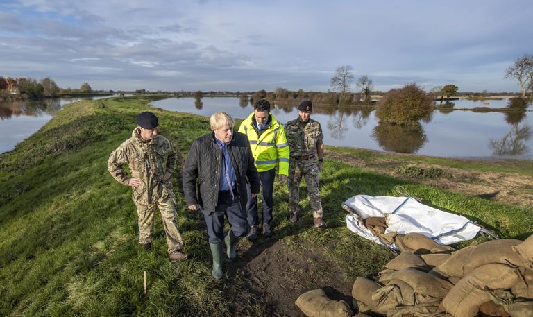 Ühendkuningriigis Lõuna-Yorkshire’is ja Lincolnshire’is on üleujutused. Pildil Briti peaminister Boris Johnson koos üleujutuspiirkonda appi saadetud sõduritega