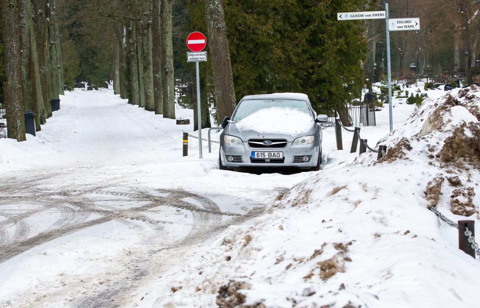 Narva maantee Maxima naabruses, Raadi surnuaia sissepääsu juures kogub juba tükk aega lume all roostet Subaru, mille ülevaatus sai läbi eelmise aasta novembris.