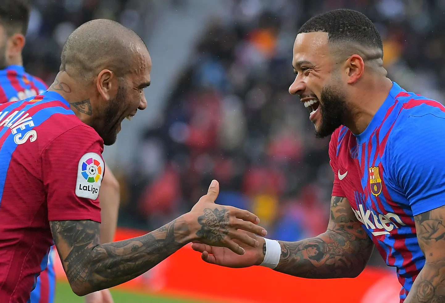 Dani Alves (vasakul) ja Memphis Depay said Barcelona särgis headeks sõpradeks. Nüüd aitas viimane ka Brasiilia jalgpallilegendi vanglast vabadusse.