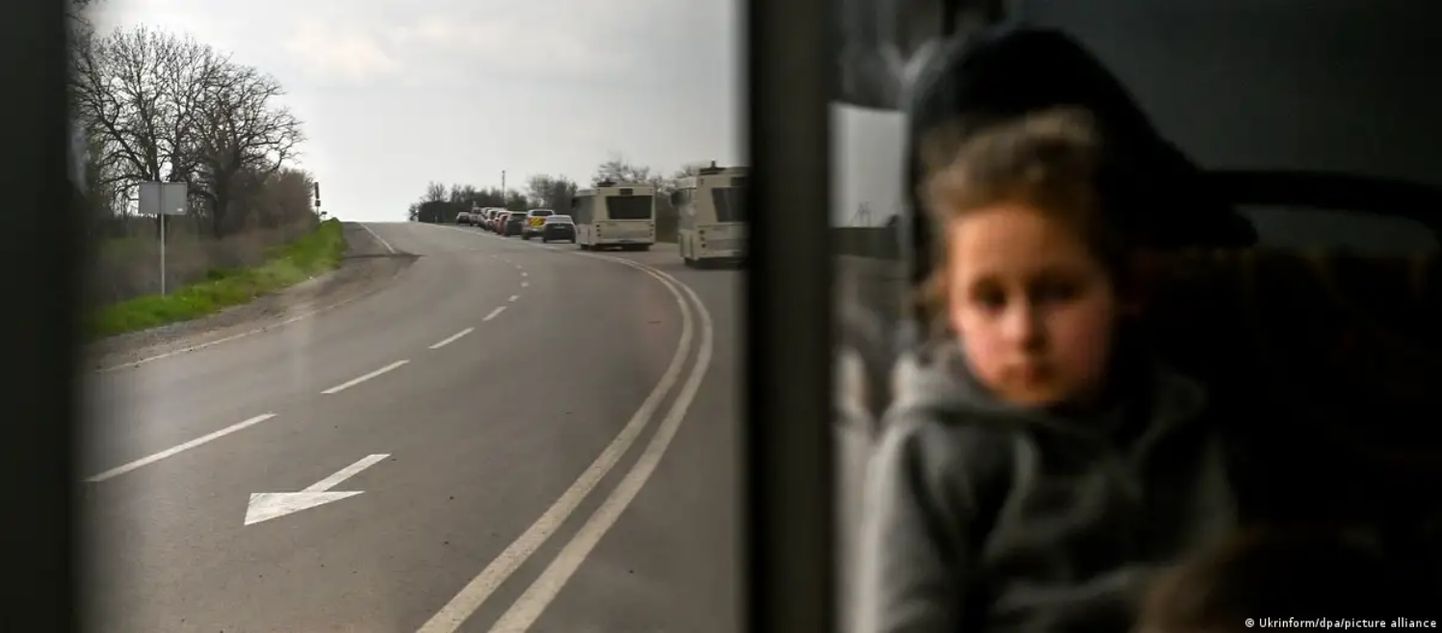 Автобус с жителями Мариуполя, которых эвакуировали в Запорожье