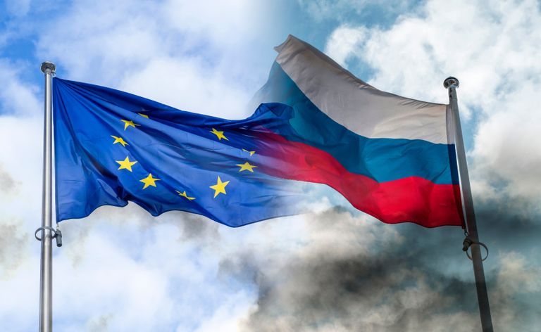 Флаг ЕС и флаг РФ.