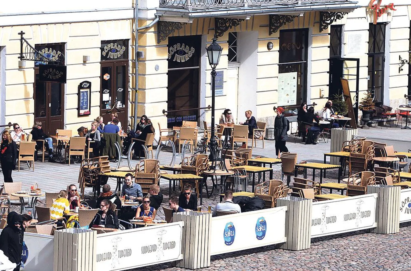 Välikohvikud võivad Tartus töötada südaööni, nädalalõppudel poole kaheni, otsustas linnavalitsus pärast arutelusid.